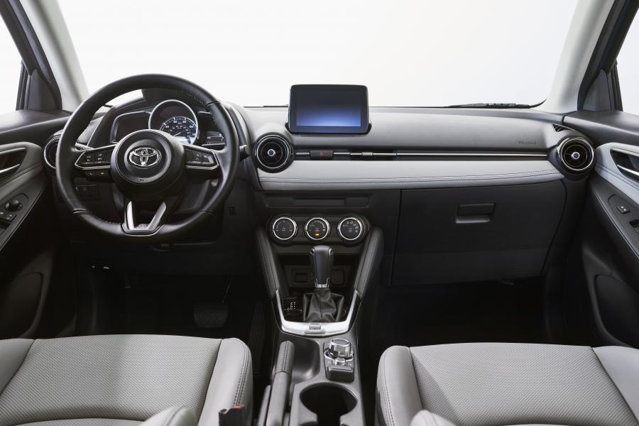 Торпедо Toyota Yaris XLE Hatchback 2019 года  (NA) (фото 3 из 40)